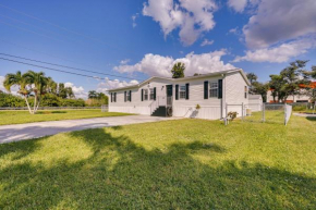 Sunny Fort Myers Home with Screened-In Porch and Grill
